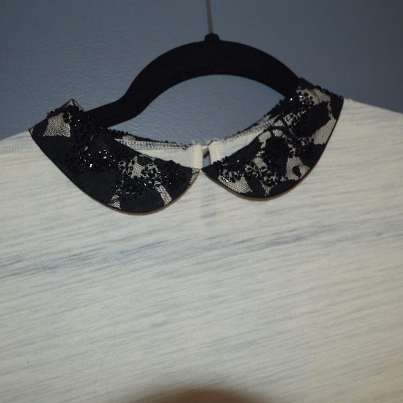 White top with a Peter Pan Neckline - Picture 2 of 4